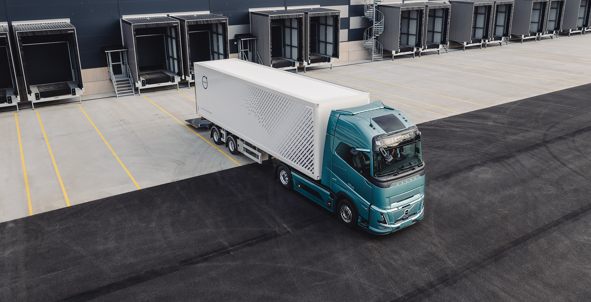 electric-truck-parked-infront-of-warehouse-2048x1045.jpg