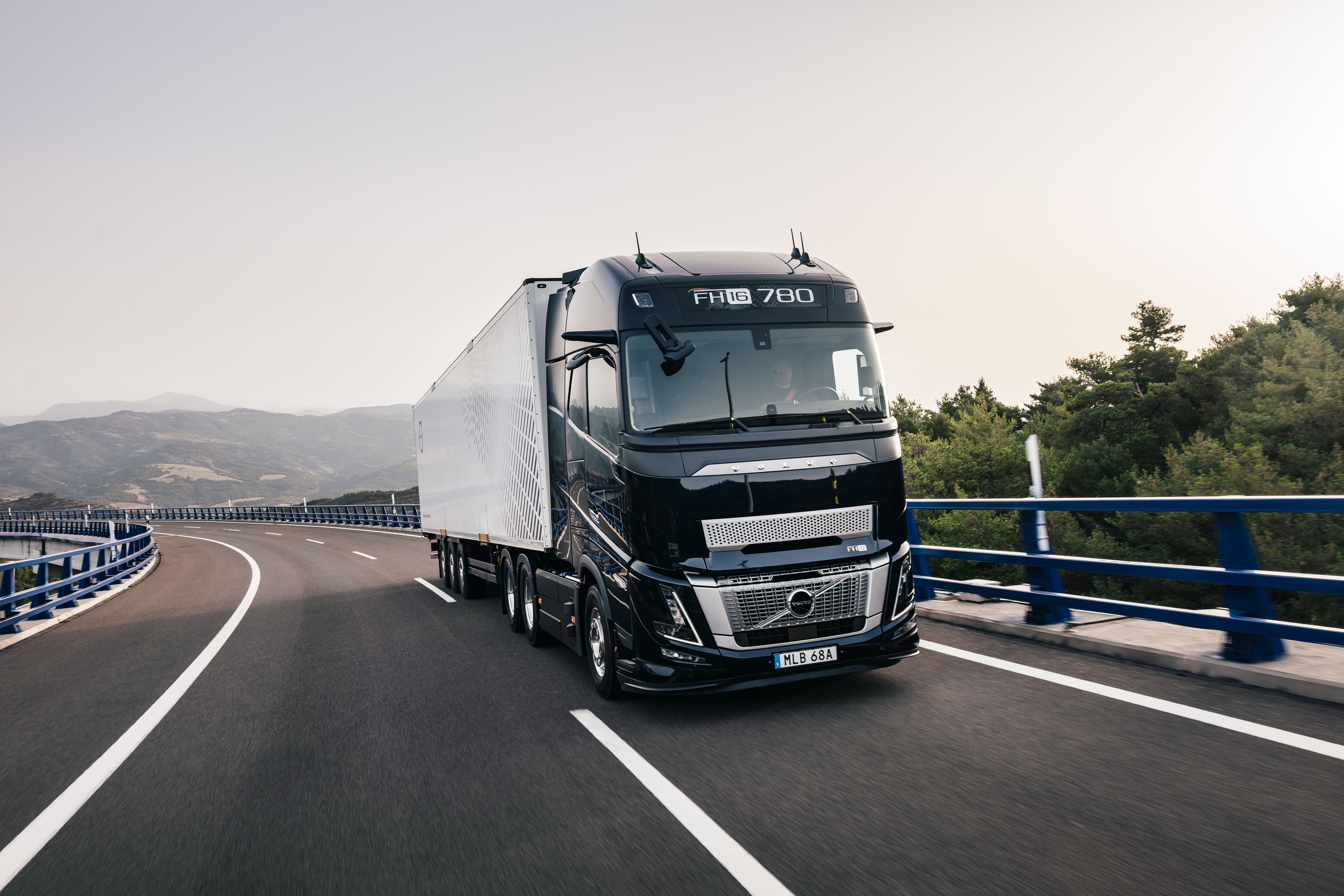 イタレリ VOLVO FH-16 & コンテナトレーラー イタレリ ボルボ FH-16 トレーラーヘッド 完成品 - メルカリ